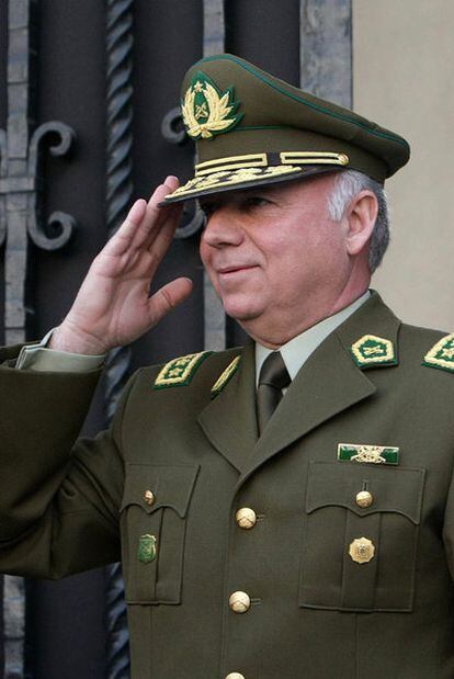 El jefe de la policía chilena, Eduardo Gordon, tras anunciar su dimisión en una reunión mantenida en La Moneda con el ministro del Interior, Rodrigo Hinzpeter.
