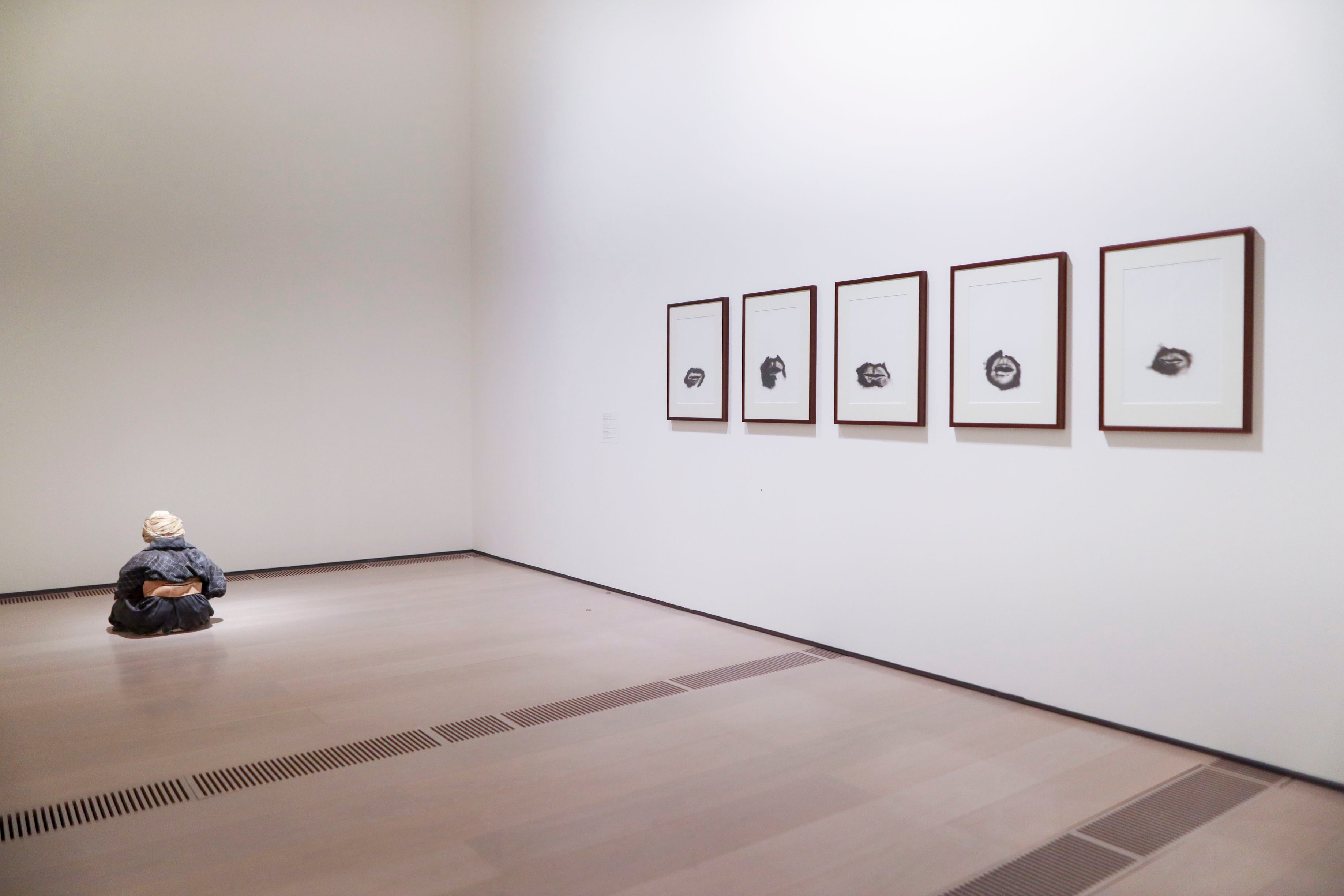'Retrato de un hombre turco dibujando' (1995) y la serie 'Mouth Drawings' (1995), en una sala de la exposición 'Juan Muñoz: Dibujos 1982-2000'.