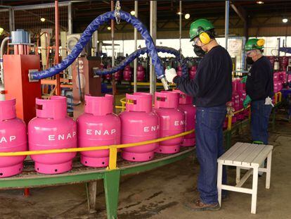 Trabajadores en una planta de gas licuado de petróleo de la Empresa Nacional del Petróleo (ENAP), en Chile