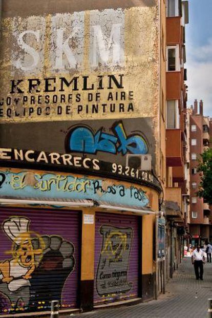 Publicidad mural de SKM Kremlin, de equipos de pintura en el pol&iacute;gono Pegaso.