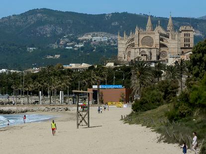 Playa en Palma prácticamente vacía, con la Catedral de Mallorca al fondo, el 1 de mayo.