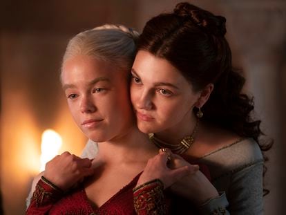 Milly Alcock y Emily Carey, como las versiones jóvenes de la princesa Rhaenyra Targaryen y Alicent Hightower en 'La casa del dragón'.
