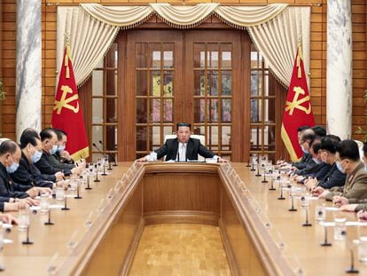 El líder supremo norcoreano, Kim Jong Un, preside una reunión del politburó del Partido de los Trabajadores tras detectarse un brote de covid en Pyongyang