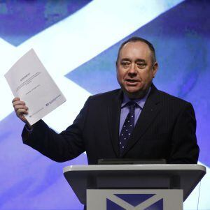 El ministro principal de Escocia, el nacionalista Alex Salmond, con una copia del acuerdo para el referéndum.