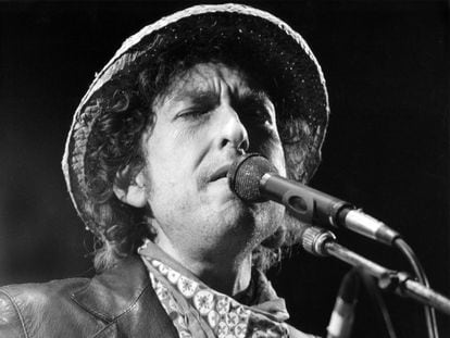 Bob Dylan actúa en el Estadio Olímpico de Múnich en junio de 1984.
