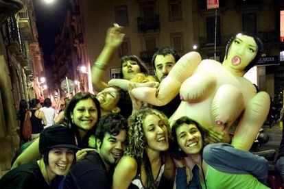 Una fiesta de adolescentes en las calles del Casc Antic en Barcelona.
