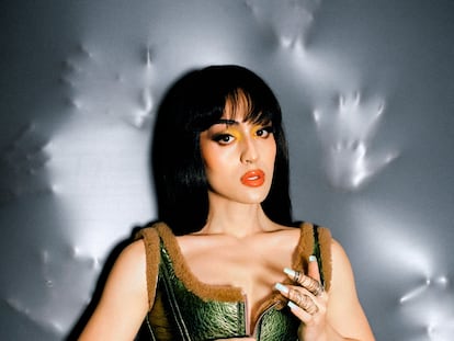 La cantante Villano Antillano viste anillos y brazaletes de la colección de alta costura Jean Paul Gaultier por Oliver Rousteing.