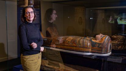 La comisaria de exposiciones y egiptóloga Marie Vandenbeusch, retratada en una de las salas de la exposición 'Momias de Egipto. Redescubriendo seis vidas' en el CaixaForum de Barcelona.