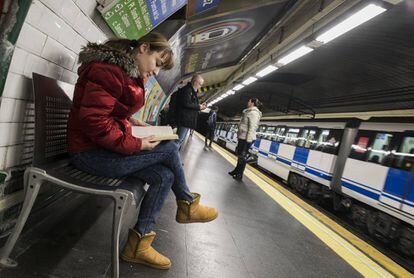 Una joven lee mientras espera el metro, ayer en la estaci&oacute;n de Alonso Mart&iacute;nez, en Madrid.