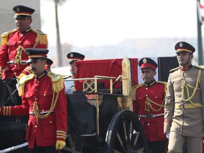 Cortejo fúnebre con el féretro de Hosni Mubarak, el miércoles en El Cairo.