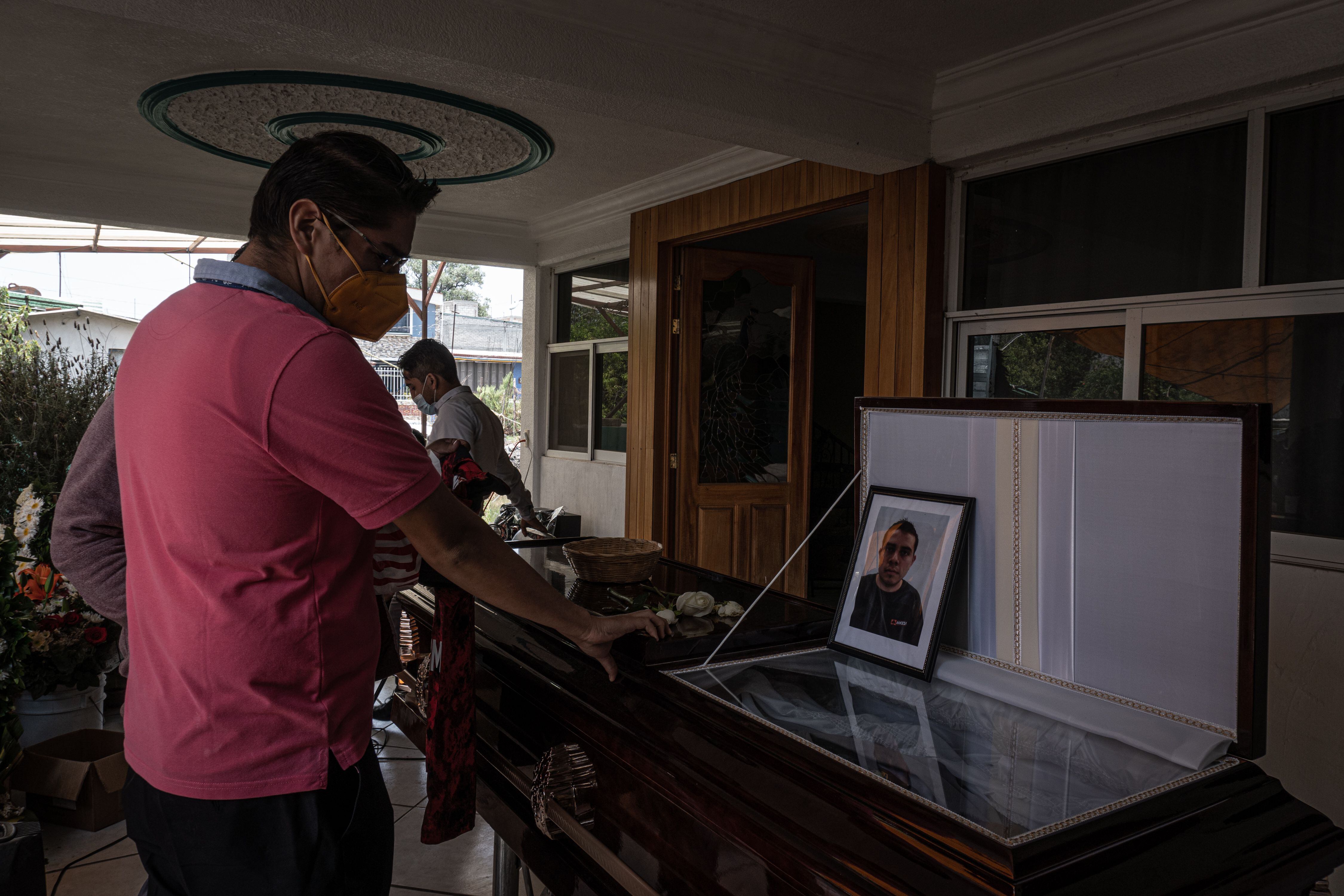Jair del Aguila Pineda depide a su hermano Immer, quien falleció a cuasa del derrumbe en el metro de la línea 12, el 06 demayo del 2021.