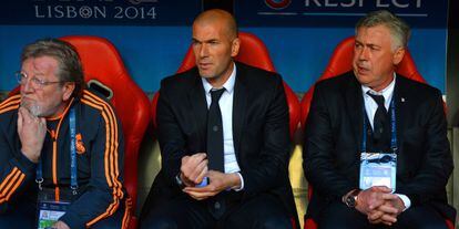 Zinedine Zidane, en el centro, en el banquillo del Real Madrid en un partido de Champions League.