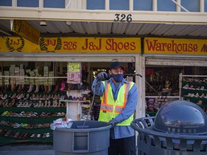 Trabajador municipal desinfecta parquímetros en El Paso