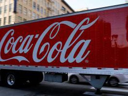 Un camión de transporte de Coca-Cola.
