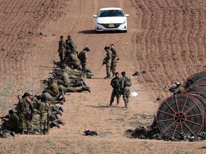 Unos soldados israelíes practicaban este lunes el tiro con sus fusiles en un campo cercano a la ciudad de Sderot, en el sur de Israel.