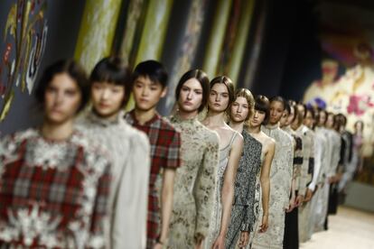 Modelos en el desfile de la colección de Alta Costura de Maria Grazia Chiuri para Dior, en París, el lunes 4 de julio de 2022.