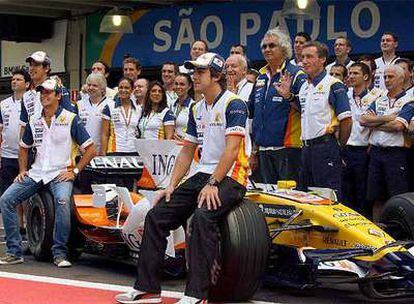 El piloto asturiano renueva con Renault para 2009 y 2010