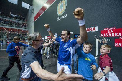 Irujo levanta los brazos tras ganar, junto a Barriola, la final del torneo de parejas de mano.