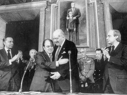 Josep Tarradellas abraza a Jordi Pujol en la toma de posesi&oacute;n de &eacute;ste como presidente de la Generalitat en 1980. 