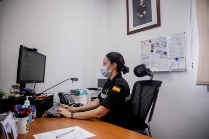 Una rastreadora del Ejército de Tierra rellena el formulario de recogida de datos de contactos estrechos de covid-19 desde el Cuartel General de la Unidad Militar de Emergencias (UME).