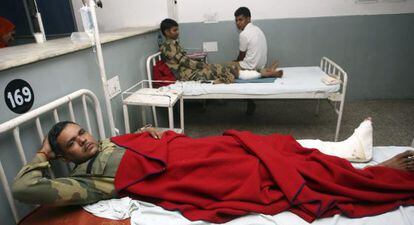 Un soldado indio es atendido en un hospital tras ser supuestamente herido por fuego paquistan&iacute;, este jueves en Cachemira.