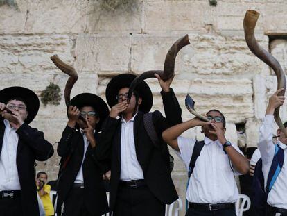 Varios ultraortodoxos tocan el shofar ante el Muro de las Lamentaciones en v&iacute;speras del A&ntilde;o Nuevo Jud&iacute;o.