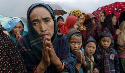 Aldeanos piden alimento tras aterrizar un helicóptero de ayuda en Gumda, distrito de Gorkha (Nepal).