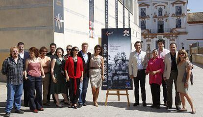 El elenco de <i>Las bodas de Fígaro</i> y los responsables del montaje, ayer a las puertas del Teatro de la Maestranza de Sevilla.