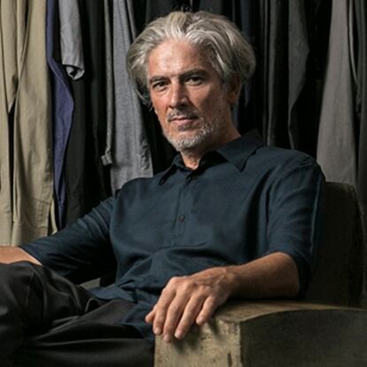 06/07/2022 - Barcelona - Serie de verano Cataluña. En ia imagen el diseñador de moda Josep Abril en su atelier del barrio de Graica. Foto: Massimiliano Minocri