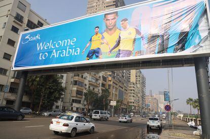 Un cartel de bienvenida en El Cairo a Cristiano Ronaldo a su nuevo equipo, el Al-Nassr saudí. 