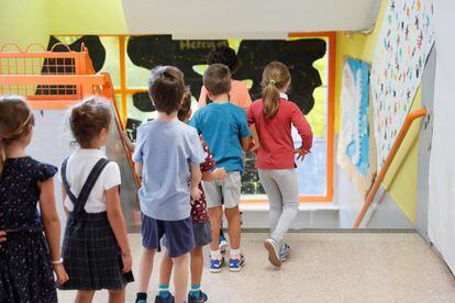 Varios niños acceden a las aulas del Colegio Virgen del Cortijo de Madrid en el primer día del curso escolar 2018-2019.