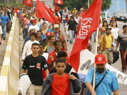 En la imagen, integrantes del Movimiento de los Sin Techo (MTST) de Brasil. EFE/Archivo