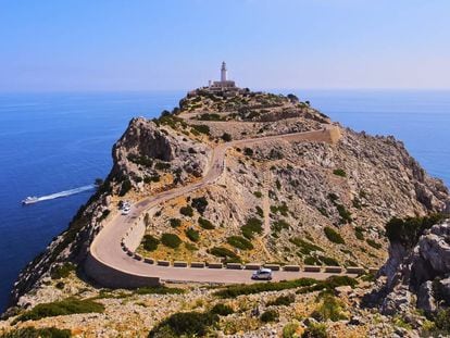 La sinuosa carretera que lleva al faro de Formentor, en Mallorca. 