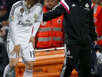 Modric se retira lesionado ante el Málaga.
