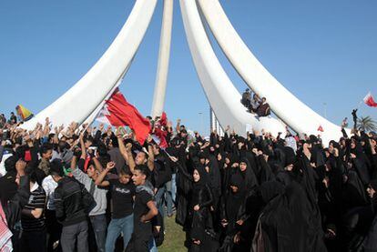 Manifestantes contrarios al Gobierno ondean banderas de Bahréin en la plaza principal de Manama.
