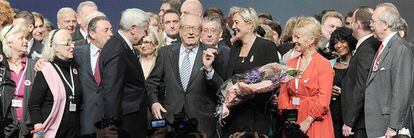 Marine Le Pen posa junto a su padre momentos después de anunciar este que ella le sucederá al frente del movimiento ultraderechista.