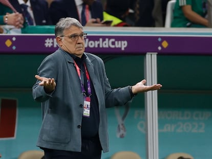 El seleccionador de México Tata Martino en el partido contra Argentina.