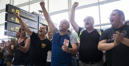 Trabajadores de Eulen protestan en la T1 del Aeropuerto de Barcelona.