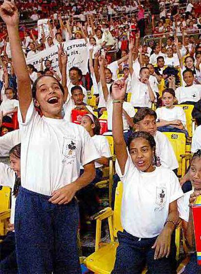 Estudiantes de educación primaria, durante un acto de celebración por el fin de un año escolar en Caracas.