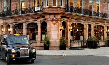 Exterior del pub The Audley Public House, en el londinense barrio de Mayfair.