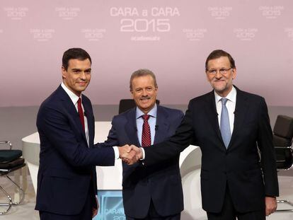 Mariano Rajoy y Pedro Sánchez se saludaban en presencia de Manuel Campo Vidal antes del cara a cara de 2015.