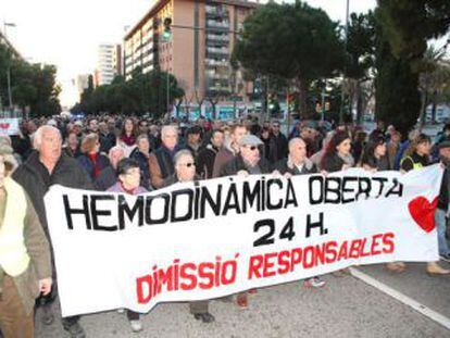 Unas 700 personas protestan en Tarragona por el horario de hemodin&aacute;mica en 2015.