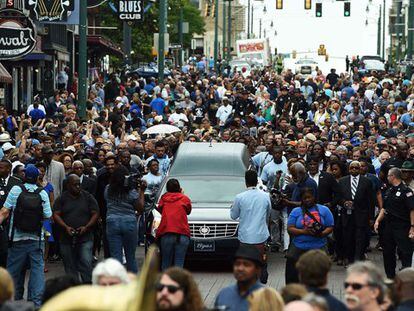El coche fúnebre, entre cientos de seguidores en Memphis.