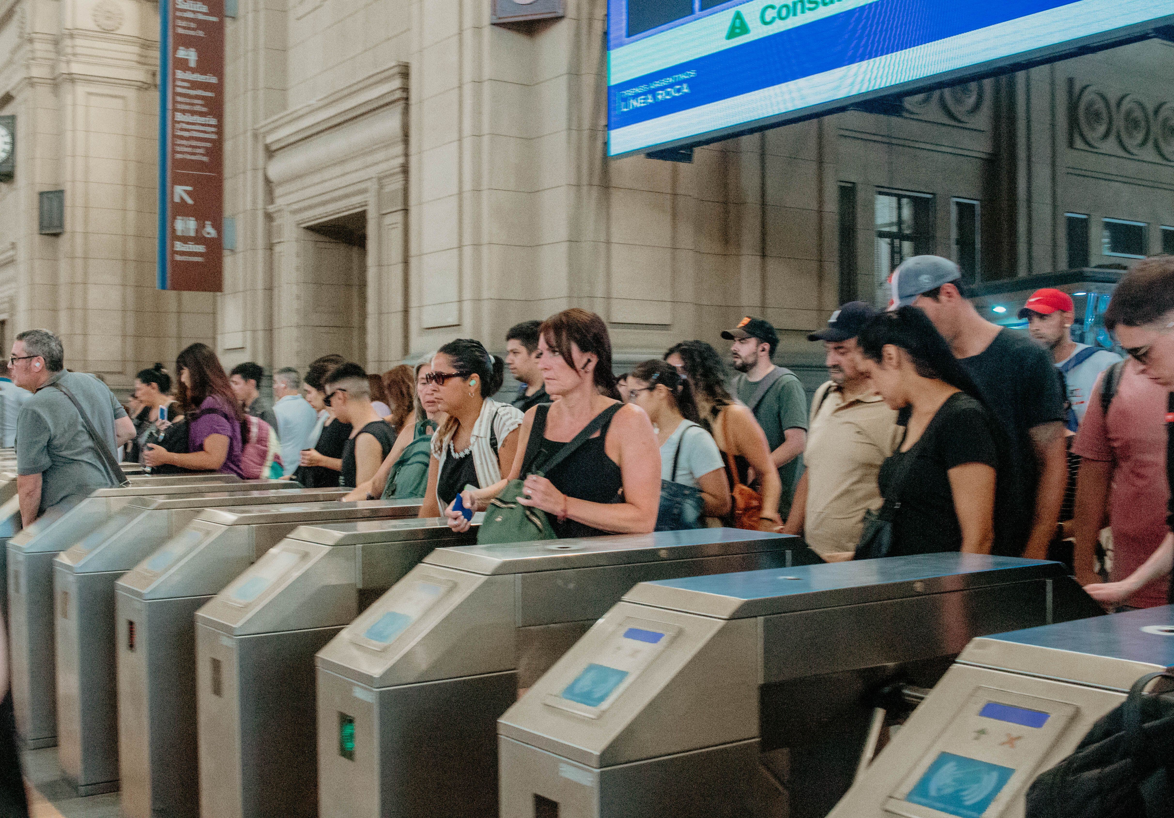 Decenas de pasajeros salen de la estación de tren de Constitución para abordar colectivos o el metro. 