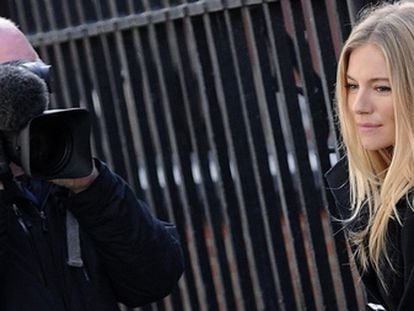Sienna Miller sale del Tribunal londinense donde declaró en el juicio de las escuchas telefónicas de los tabloides británicos, el 24 de noviembre de 2011