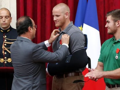 El president francès, François Hollande, lliura la Legió d'Honor a Alek Skarlatos i Spencer Stone, el 24 d'agost del 2015.