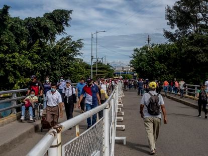 Paso peatonal en el Puente Internacional Simón Bolívar, cerca de Cúcuta, en la frontera colombo-venezolana.