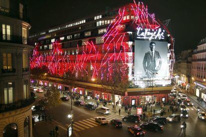Las Galerías Lafayette, en el centro de París, iluminadas.