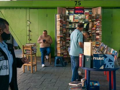 Francisco Suárez en su librería bajo el puente de Fuerzas Armadas en Caracas.