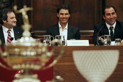 El tenista Rafael Nadal, Albert Costa, director deportivo del Godó, y el alcalde de Barcelona, Jordi Hereu, durante la presentación de la 56 edición del torneo de tenis Conde de Godó.